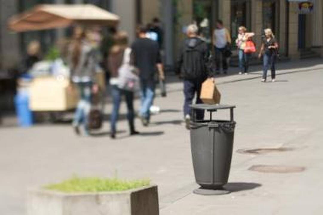 Apgaulė: senamiesčio gatvėse atsiradusios papildomos šiukšliadėžės nenaujos – jos tiesiog atitemptos iš Gedimino prospekto.