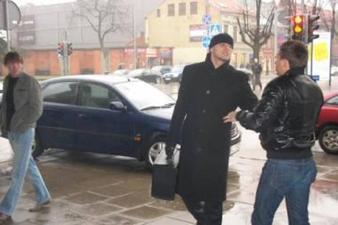 Santykiai: prie Klaipėdos apygardos teismo "plikių" vadeiva V.Jurkšas (dešinėje) puolė mušti M.Milių (kairėje), juos išskyrė prokuroras A.Giniotis (centre).