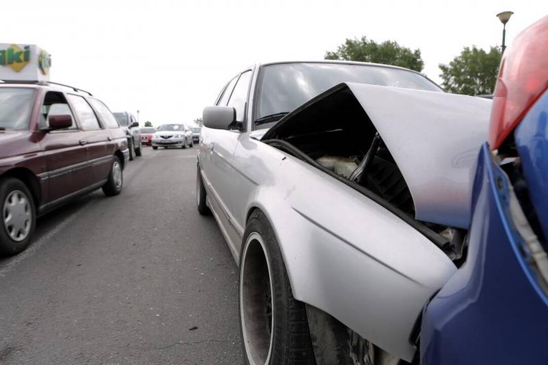 „Pasibučiavę“ keturi automobiliai užkimšo Pilies gatvę