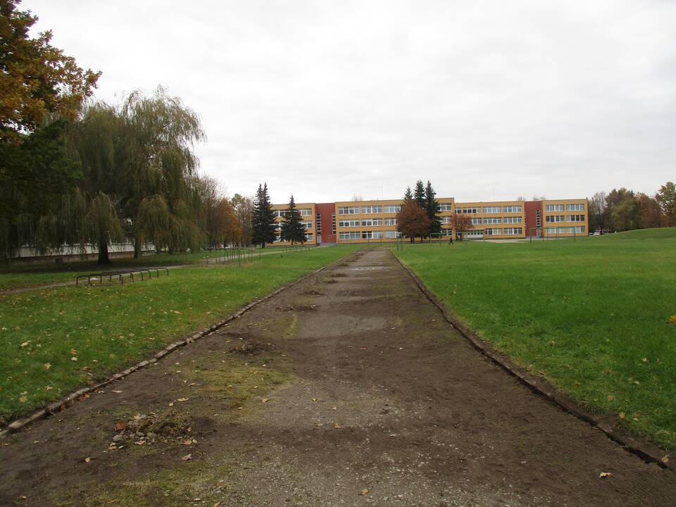 Tvarkomas apleistas stadiono bėgimo takas