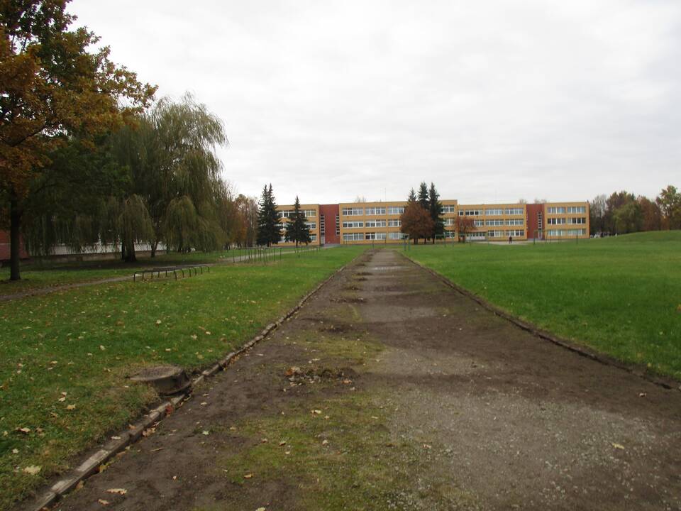 Tvarkomas apleistas stadiono bėgimo takas
