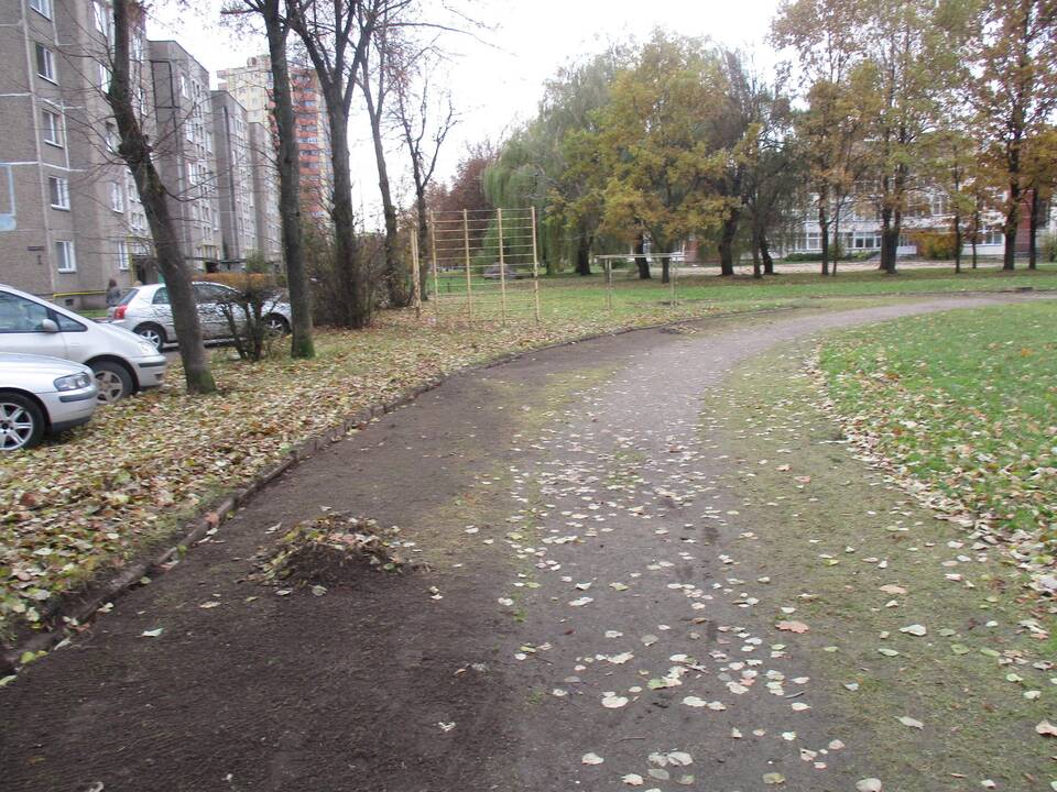 Tvarkomas apleistas stadiono bėgimo takas