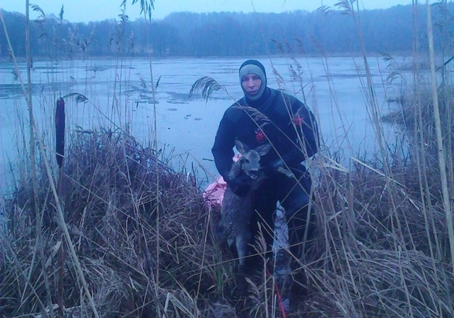 Stirnos jaunikliui pasisekė - jį iš ledo gniaužtų išgelbėjo narai