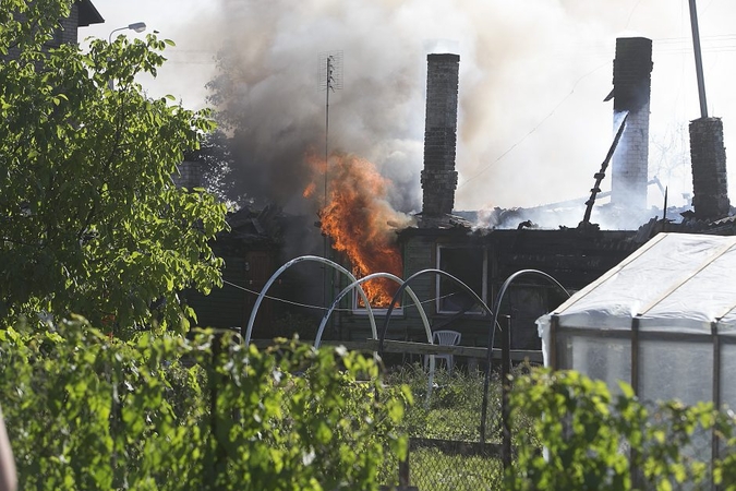 Ugniagesiai lėkė į Garliavą ir Aleksotą: namas degė atvira liepsna (vaizdo įrašai)