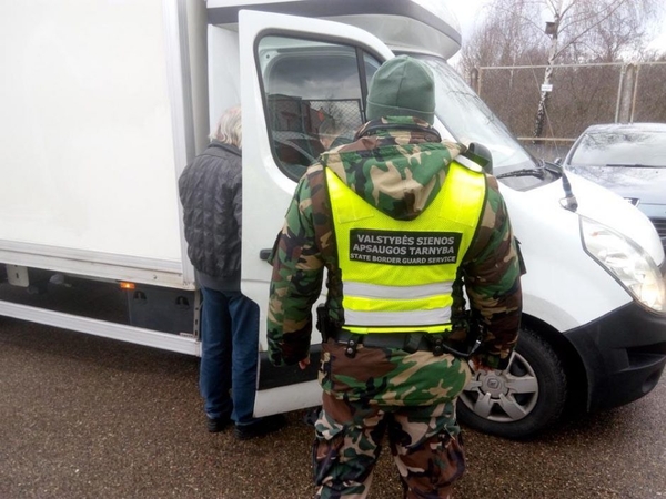 Lietuvoje lenkai įkliūna dėl vairuotojo teisių klastočių