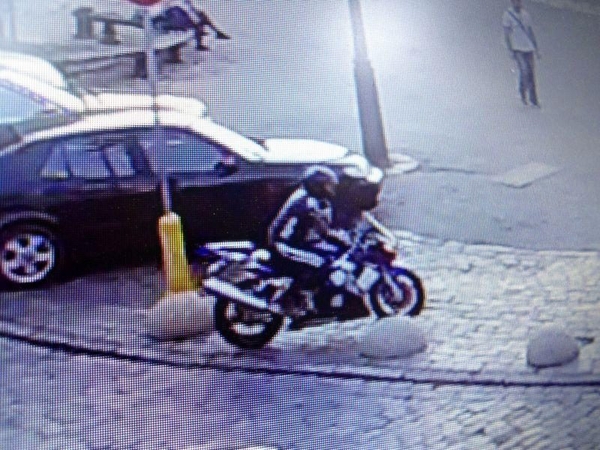 Motociklininkas apdaužė du automobilius ir paspruko