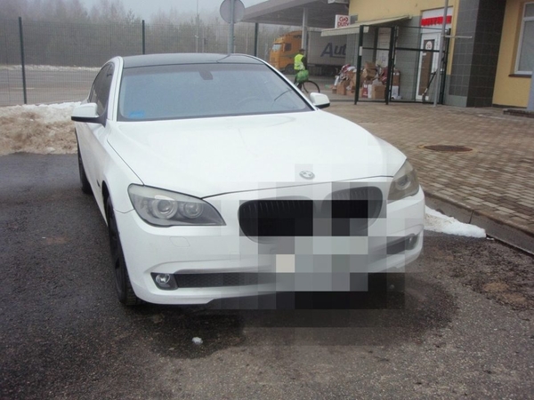 Rusas vairavo Ispanijoje pavogtą automobilį, baltarusis – Italijoje