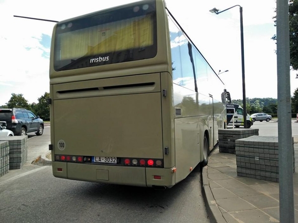 Naujoje sankryžoje neišsitenka autobusai