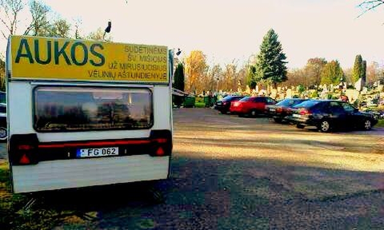 Aukų rinkimo ypatumai prie kapinių 