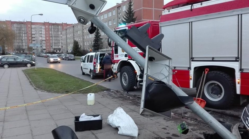 Mieste suremontavo išverstą šviesoforą