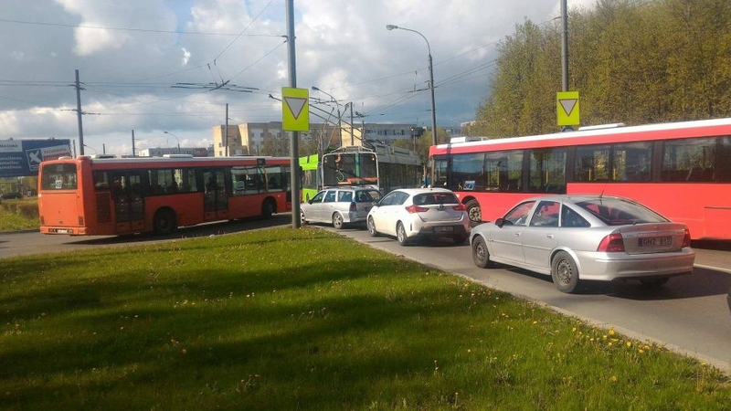 Judrioje Kauno vietoje – troleibusų kamštis