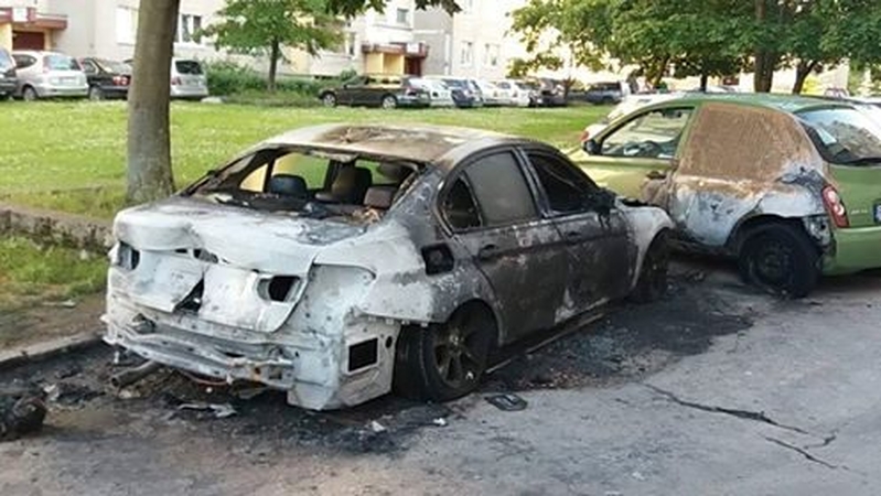 Šilainiuose degė du automobiliai, kas kaltas?
