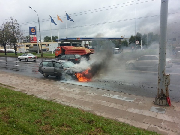 Degantis automobilis Vilniuje sukėlė spūstis