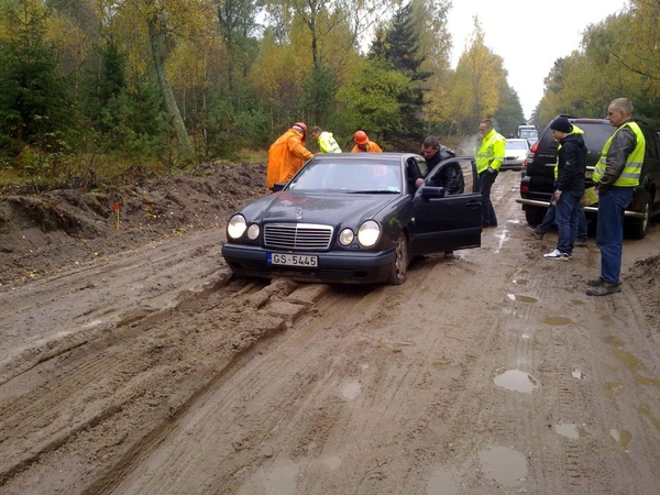 Kelias į Nidą pavirto sunkiai įveikiama purvo trasa (atnaujinta16:29 val.)