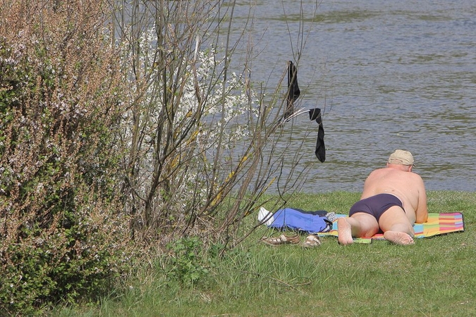 Vasariška saulė jau nurenginėja ne tik merginas