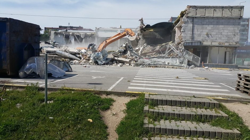 Šilutės plente galingas traktorius įkrito į rūsį
