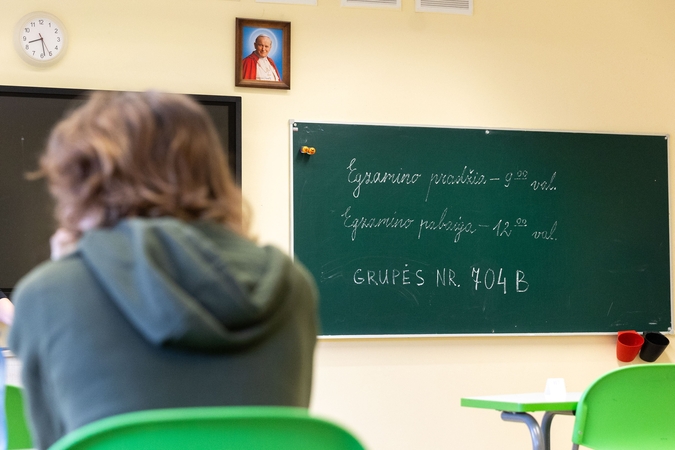 Vienuoliktokai ir dvyliktokai laikys biologijos bei geografijos egzaminus