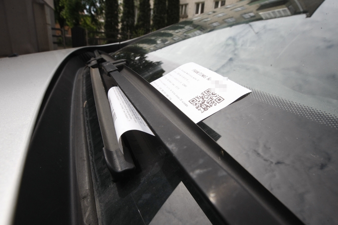 Nemalonumai: dėl netinkamoje vietoje paliktų automobilių klaipėdiečiai gauna baudas.