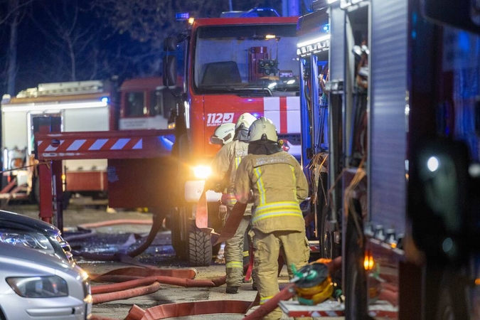 Siaubinga naktis Klaipėdos rajone: atvira liepsna degė namas