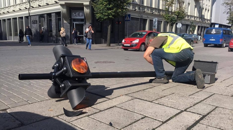 Kas Laisvės alėjoje nulaužė šviesoforą?