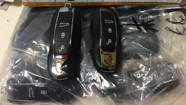 Iš Honkongo atkeliavę „Porshe“ pulteliai adresato nepasiekė