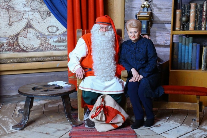 2017 12 04. Dalia Grybauskaitė kartu su vaikais iš globos namų susitinka su Kalėdų Seneliu