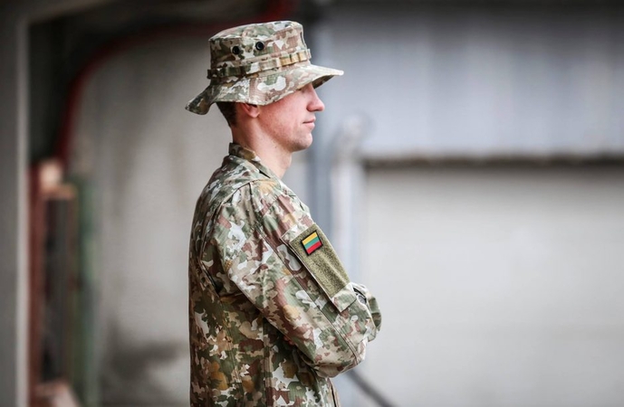 Naujame karių uniformų marginime paslėptas Vyčio kryžiaus ženklas