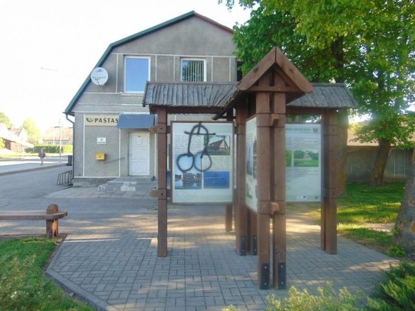 Viekšniuose išaiškintas pastatus ir paminklą terliojęs vaikinas