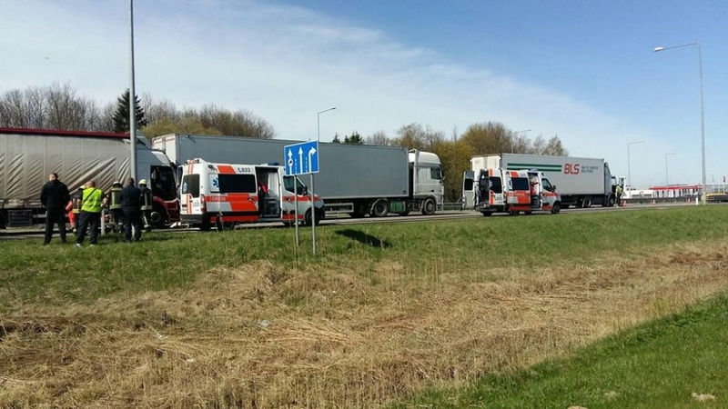 Kelyje prie Giraitės – keturių vilkikų avarija, nusidriekė milžiniškos spūstys