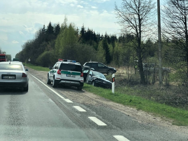 Avarija netoli greitkelio – kelionė baigėsi griovyje