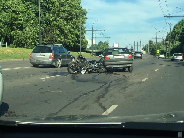 Avarija Kaune: motociklo vairuotojas išgabentas į ligoninę