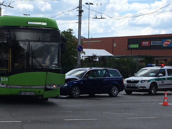 Troleibuso ir „Volkswagen“ avarija prie „Savo“: paralyžiuotas eismas