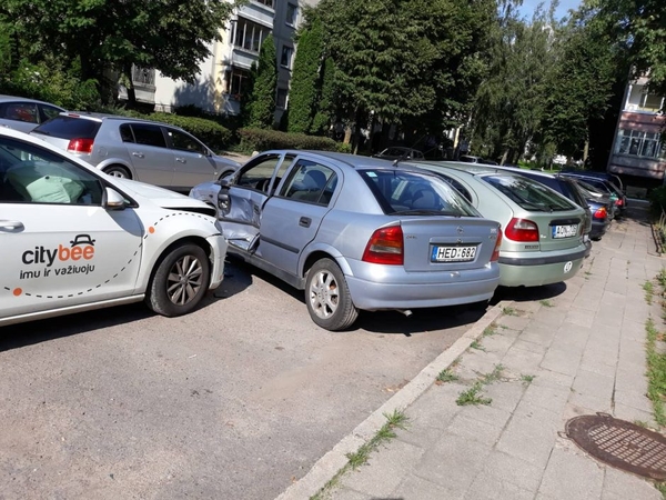 „CityBee“ ir vėl akiratyje: daugiabučio kieme Kaune apgadino šešis automobilius
