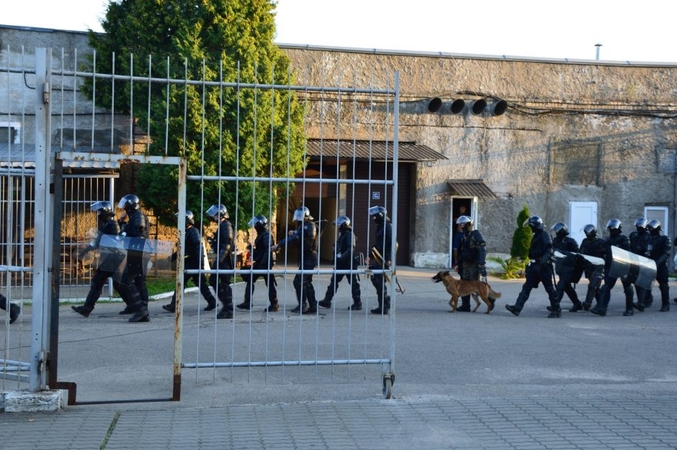 Kalėjimų departamente – tyrimas dėl smurto Pravieniškėse neužkardžiusių pareigūnų