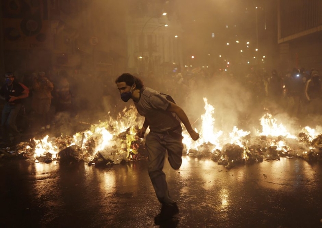 Rio de Žaneire vykusioje mokytojų demonstracijoje prasivežė smurtas