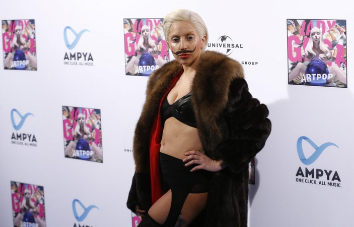 Dainininkė Lady Gaga: ekscentriški drabužiai padeda įveikti  „pamišimą"