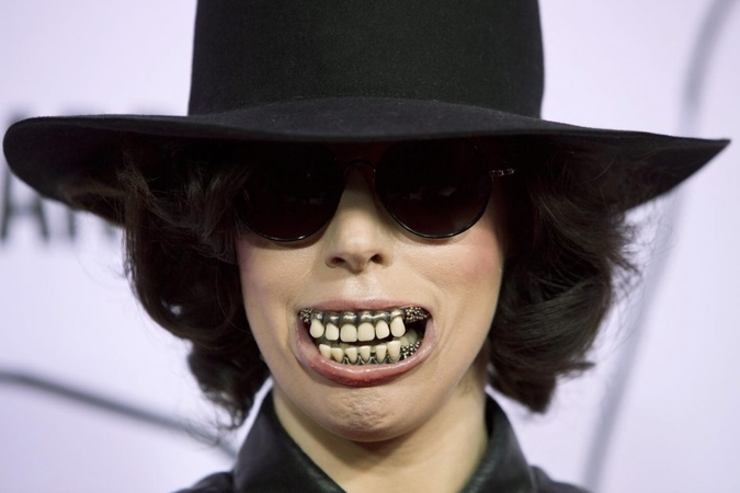 Lady Gaga vėl šokiravo savo įvaizdžiu: be kelnių ir su protezais