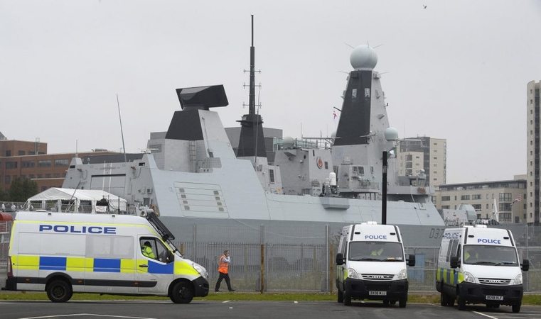 Britų karo laivai stebės kiekvieną rusų lėktuvnešio žingsnį 