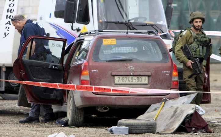 Vakarų Krante palestinietis automobiliu rėžėsi į Izraelio karius