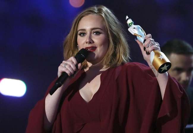„Brit Awards“ ceremonijoje triumfavo emocingoji Adele