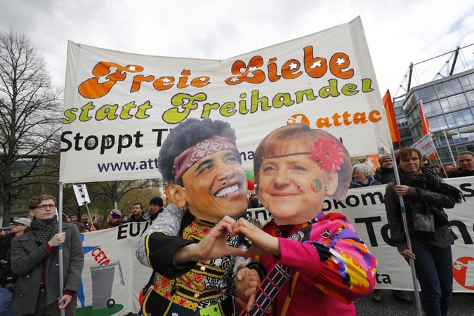 Vokietijoje tūkstančiai žmonių protestuoja prieš transatlantinę prekybos sutartį