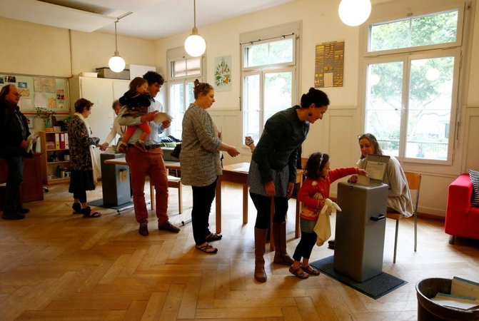 Šveicarai ištarė „ne“ pasiūlymui įvesti bazines pajamas