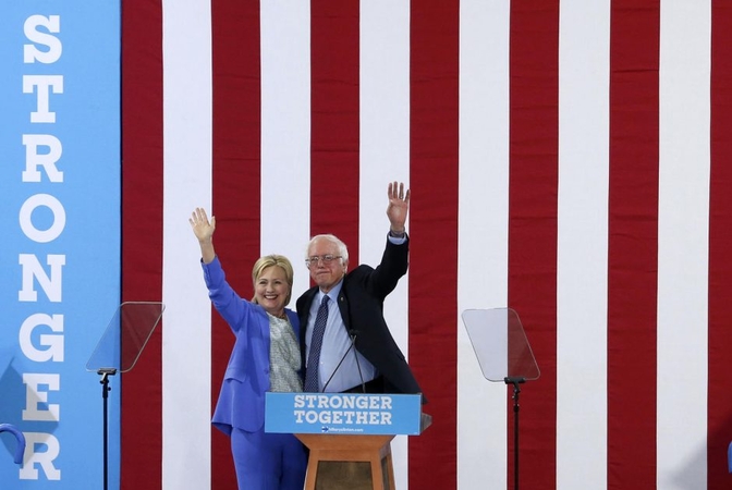 B. Sandersas žada padėti H. Clinton įveikti D. Trumpą