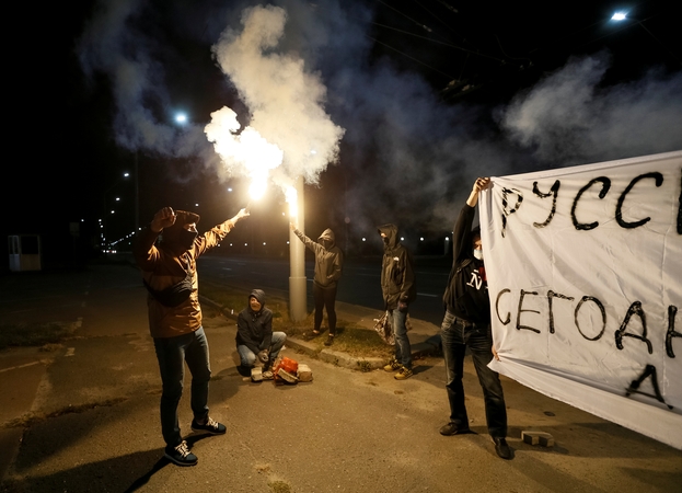 Rusijos ambasada Kijeve protestuotojų apmėtyta pirotechnikos užtaisais