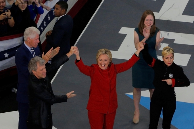 Paskutinė galimybė: H. Clinton pasitelkė prezidentus ir muzikos žvaigždes