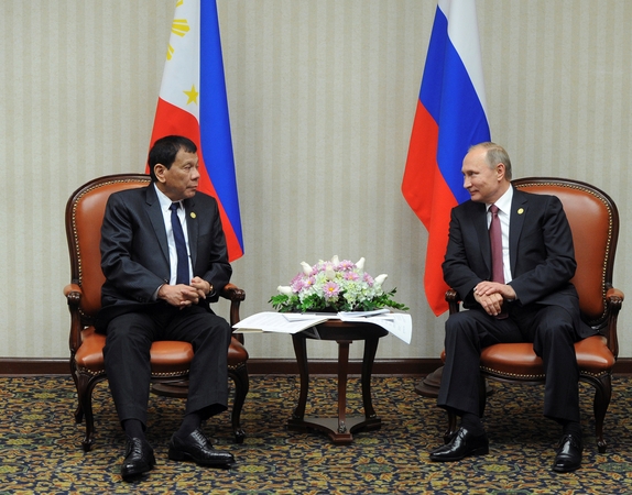 Skandalingasis Filipinų prezidentas susitiko su „didvyriu“ V. Putinu