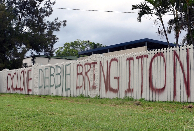 Prie Australijos artinantis ciklonui evakuota tūkstančiai žmonių