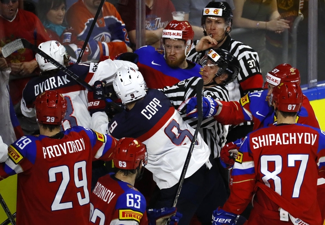 Ledo ritulio čempionate – rusų ir amerikiečių muštynės, įspūdinga kova ir JAV pergalė