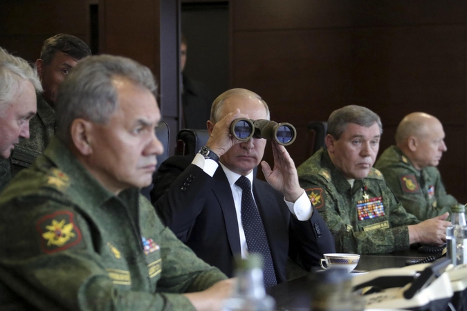 V. Putinas naujai kadencijai ruošiasi imituodamas pasirengimą karui