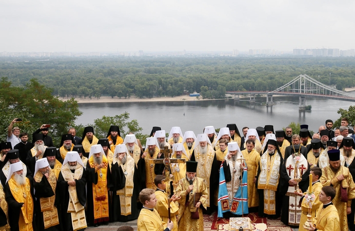 Ukrainoje tūkstančiai žmonių paminėjo šalies krikštą per Maskvos remiamą procesiją